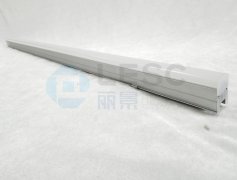 為什么線條燈硅膠燈罩?jǐn)D出時(shí)要噴油？